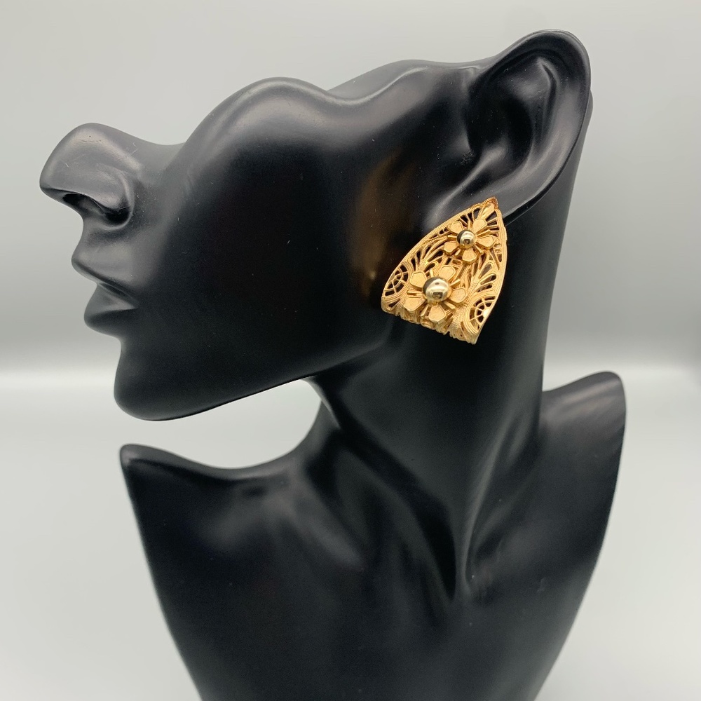 Vintage Gold Tone Clip-on Earring. Good Condition.